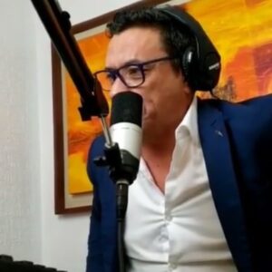 Claudio Palma Instagram - Yo fui auditor más que televidente desde muy pequeño. Crecí escuchando Emisoras AM. 
Tenía mi radio transistor, y agarraba señales de radios mendocinas , siempre atrapado por las voces. 
Quiero aprovechar de saludar a todos lo que día a día trabajan en este maravilloso mundo.
#diadeltrabajadorradial #radio #felizdia 🎙