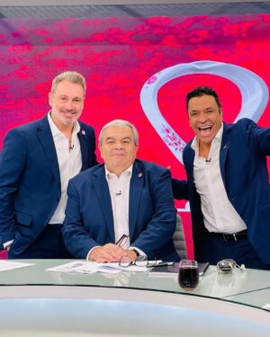 Claudio Palma Instagram - Junto a @marcelobarti y Aldo , seguimos haciendo Qatar por @chilevision 🇶🇦⚽️🏆
.
#qatar2022 #mundial #futbol #mundo
