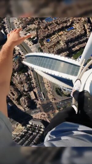 Clément Dumais Instagram - Windy Dubaï 💨🤯
▪
Je pose mon premier reel ici discretos.🥷

Plutôt des extraits comme ça RAW sans musique sans rien ou vous voulez une ptite musique de tiktokeur pro avec ? #boomer

▪

#roof #roofing #dubai #burjkhalifa #climb #extreme #parkour #pov