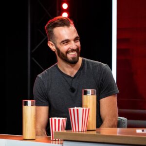 Clément Dumais Instagram - Quel bonheur d’avoir pu présenter notre travail sur @talkshow.popcorn mardi dernier !

C’est une émission qu’on adore et qu’on suit assidûment depuis le début, toujours aussi bien accueilli par @pa.domingo et @theokleman, bref que du bonheur ! 🙏
Je crois que les images parlent d’elles même, on a trop rigolé, on a pu parler de plein de trucs : du livre, d’Explore, du YouTube, on a même fini pendu par les pieds à répondre à des questions mdr.

J’espère que notre petit cadeau de multiprise leur a fait plaisir. 🤭

Merci à @cloumzy pour les photos ! ❤️
(Mention spéciale à @poncefleur_ qui m’a fumé de rire avec sa 5ème traction ahaha)

#popcorn #twitch #livre #infiltré #paris #explore #tv #exploration #high #climb #photography #ninjawarrior #climbing #bouldering #parkour #architecture #explore #sport #hittheroad #escalade #grimpe #artdudeplacement #fit #fitfam #teamshape #infiltration #urbex #publication #emission #popcorn🍿 #interview