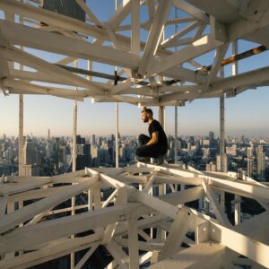 Clément Dumais Instagram - Littéralement sur le point le plus haut de la zone pour une synchronisation complète de ce quartier de Bangkok. 🦅

Pour retrouver le pourquoi du comment de ces 2 photos, faut aller mater l’épisode 1 et 2 de nos infiltrations à Bangkok, déjà dispo sur YouTube ! 🔥

Vraiment trop cool le spot de la première photo, un milliard de trucs à imaginer, des suspendus à un bras, du saut pendulaire avec corde, voir presque du basejump d’en haut.
Seul problème, t’es cramé à chaque instant vu le nombre du bureaux avec baies vitrées donnant sur toi ! 😅

Vous avez préféré lequel des deux épisodes ?
▪
📸 @paulrdb.

#bangkok #thailande #drone #abandonned #extreme #escalato #escalade #ninjawarrior #city #climbing #bouldering #parkour #gallery #photography #urbex #water #fit #fitfam #teamshape #exodus #climb #explore #exploration #skyscraper