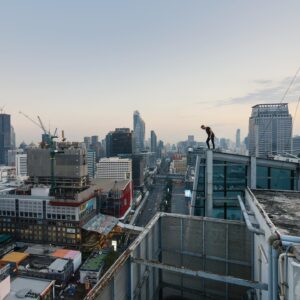 Clément Dumais Instagram - Littéralement sur le point le plus haut de la zone pour une synchronisation complète de ce quartier de Bangkok. 🦅

Pour retrouver le pourquoi du comment de ces 2 photos, faut aller mater l’épisode 1 et 2 de nos infiltrations à Bangkok, déjà dispo sur YouTube ! 🔥

Vraiment trop cool le spot de la première photo, un milliard de trucs à imaginer, des suspendus à un bras, du saut pendulaire avec corde, voir presque du basejump d’en haut.
Seul problème, t’es cramé à chaque instant vu le nombre du bureaux avec baies vitrées donnant sur toi ! 😅

Vous avez préféré lequel des deux épisodes ?
▪
📸 @paulrdb.

#bangkok #thailande #drone #abandonned #extreme #escalato #escalade #ninjawarrior #city #climbing #bouldering #parkour #gallery #photography #urbex #water #fit #fitfam #teamshape #exodus #climb #explore #exploration #skyscraper