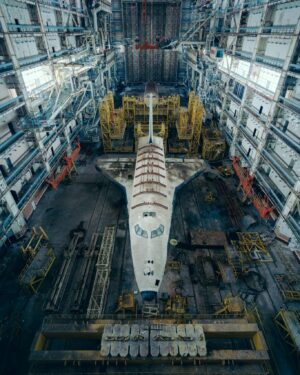 Clément Dumais Instagram - Voilà presque 10 ans la première fois que j'ai vu ces navettes en photo.
Un mystérieux français, @davidderueda le ou l'un des premiers au monde à les avoir photographié.

En 2016 en pleine écriture de notre premier docu d'exploration urbaine : « Explore - A soviet Dystopia » les hangars étaient dans le top 2 des destinations à faire. Finalement l'Ukraine fut choisi lorsque quelqu'un de confiance nous fit croire que les navettes avaient été détruites. 
Depuis lors, les navettes sont restées dans un coin de notre tête, sommeillant aux cotés des nombreux projets avortés.

Et finalement sur un coup de tête, alors que toutes les étoiles s'alignaient doucement, on décida de prendre nos billets 2 semaines avant l'expédition. L'emploi du temps était free, les finances pour supporter une telle expéd était dans le vert, une fusée russe devait envoyer un Soyouz vers l'ISS et les conditions -bien qu'extrêmes- étaient favorables pendant au moins 2 jours.

La marche fut longue, extrême, surement l'une des plus éprouvantes de tous nos projets mais quel régal ! A 5min du départ on aperçoit déjà un convoi par train qui transporte une partie de la fusée, notre fusée qu'on souhaite photographier !

Je vous laisse découvrir dans l'épisode Youtube complet les péripéties mais après un ascenseur émotionnel de dingue, elles sont toujours là, dormant depuis la chute de l'URSS, c'est fou, le rêve devient réalité, la quête finale prend tout son sens.
Par la fenêtre j'aperçois déjà le 2e hangar, dressé fièrement au milieu de l'immense manteau neigeux, ce soir on traversera le no man's land, dans le noir complet.

C'est le sujet du 3ème et dernier épisode de cette trilogie épique qui sort dans 1h, 18h sur Youtube. Soyez là 🔥