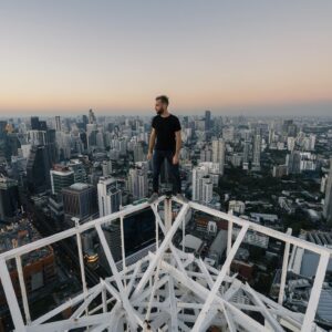 Clément Dumais Instagram - Hey vous datez !
Bon j’avoue je suis en mode sous marin depuis quelques mois, mais matez moi ce point de vue de dingue sur le sommet de Bangkok ! 🇹🇭😍

L’ultime épisode de nos aventures en Thaïlande vient de sortir sur YouTube, une grue cachée dans le creux d’un gratte ciel, des spots d’urbex en plein centre ville et cette dinguerie qui domine toute la ville ! 🥰

Vous voulez nous voir où dans le prochain voyage ?
▪
📸 @paulrdb.

#bangkok #thailande #drone #abandonned #extreme #escalato #escalade #ninjawarrior #city #climbing #bouldering #parkour #gallery #photography #urbex #water #fit #fitfam #teamshape #exodus #climb #explore #exploration #skyscraper
