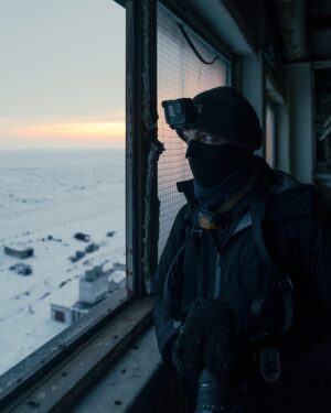 Clément Dumais Instagram - Voilà presque 10 ans la première fois que j'ai vu ces navettes en photo.
Un mystérieux français, @davidderueda le ou l'un des premiers au monde à les avoir photographié.

En 2016 en pleine écriture de notre premier docu d'exploration urbaine : « Explore - A soviet Dystopia » les hangars étaient dans le top 2 des destinations à faire. Finalement l'Ukraine fut choisi lorsque quelqu'un de confiance nous fit croire que les navettes avaient été détruites. 
Depuis lors, les navettes sont restées dans un coin de notre tête, sommeillant aux cotés des nombreux projets avortés.

Et finalement sur un coup de tête, alors que toutes les étoiles s'alignaient doucement, on décida de prendre nos billets 2 semaines avant l'expédition. L'emploi du temps était free, les finances pour supporter une telle expéd était dans le vert, une fusée russe devait envoyer un Soyouz vers l'ISS et les conditions -bien qu'extrêmes- étaient favorables pendant au moins 2 jours.

La marche fut longue, extrême, surement l'une des plus éprouvantes de tous nos projets mais quel régal ! A 5min du départ on aperçoit déjà un convoi par train qui transporte une partie de la fusée, notre fusée qu'on souhaite photographier !

Je vous laisse découvrir dans l'épisode Youtube complet les péripéties mais après un ascenseur émotionnel de dingue, elles sont toujours là, dormant depuis la chute de l'URSS, c'est fou, le rêve devient réalité, la quête finale prend tout son sens.
Par la fenêtre j'aperçois déjà le 2e hangar, dressé fièrement au milieu de l'immense manteau neigeux, ce soir on traversera le no man's land, dans le noir complet.

C'est le sujet du 3ème et dernier épisode de cette trilogie épique qui sort dans 1h, 18h sur Youtube. Soyez là 🔥