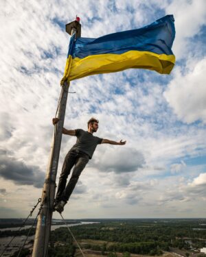 Clément Dumais Instagram - ⚠️🇺🇦 On a décidé de verser l’intégralité de notre tipeee du mois de Mars en soutien aux victimes de la guerre en Ukraine.

Déjà 4000€ garanties aux réfugiés (merci à nos tipeurs récurrents !)

Pour vous c’est plus de 300 photos à gagner !

💙 Comment participer ? C’est très simple !
Dès 1€ de don fait sur notre tipeee entre le 1er Mars et le 31 Mars 2022, vous recevrez dans la journée du 1er Avril TOUTES nos photos faites en Ukraine depuis qu’on connaît le pays.

💛 A savoir : 
- Les explo avec Sol en 2015 dans les métros et les bunker.
- L’expédition à Tchernobyl.
- Toutes les photos de notre film Explore (200 photos).
- Les explorations avec Sol et sa bande en 2020, la mine de sel, les égouts de Kiev, la base d’avions, etc..

❤️ A qui s’adresse le don :
A une asso œuvrant sur place pour aider la population. On parle aujourd’hui de plus d’1 million de personnes déplacées.

Pourquoi pas aider leur armée ?
A titre purement personnel je ne souhaite pas financer la guerre, je souhaite juste aider les civils qui ont dû abandonner leur maison, leur ville et leurs proches pour survivre.
Également, imaginons que nous arrivons à lever 10.000€, cette somme permet d’acheter des centaines de médicaments, loger des personnes, soigner des malades, etc 
Là où cette même somme dans l’armée ne peut financer qu’un fusil et son lot de munition.
Pour les pro arme, ne vous inquiétez pas, l’Europe s’en charge à coup de plusieurs millions..

En swipe, un aperçu de quelques-unes des dingueries qui vous attendent !

Notre tipeee est accessible en lien dans ma bio ainsi que sur toutes les descriptions de nos vidéos YouTube.
▪
📸 @paulrdb.

#kiev #ukraine #ukrainewar #help #war #river #abandonned #bridge #chernobyl #escalade #ninjawarrior #moscowbridge #climbing #bouldering #parkour #underground #gallery #photography #urbex #water #fit #fitfam #teamshape #tchernobyl #climb #explore #exploration #extreme #europe