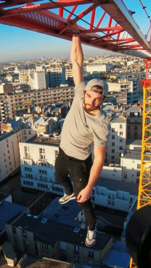 Clément Dumais Instagram - Pourquoi je fais ça ? 🏃‍♂️🏗⚰️

Nouveau format, ça vous plaît ? On en refait d'autres ?

#parkour #roofing @airup_fr #jaisoifde #paris
