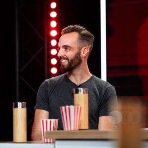 Clément Dumais Instagram - Quel bonheur d’avoir pu présenter notre travail sur @talkshow.popcorn mardi dernier !

C’est une émission qu’on adore et qu’on suit assidûment depuis le début, toujours aussi bien accueilli par @pa.domingo et @theokleman, bref que du bonheur ! 🙏
Je crois que les images parlent d’elles même, on a trop rigolé, on a pu parler de plein de trucs : du livre, d’Explore, du YouTube, on a même fini pendu par les pieds à répondre à des questions mdr.

J’espère que notre petit cadeau de multiprise leur a fait plaisir. 🤭

Merci à @cloumzy pour les photos ! ❤️
(Mention spéciale à @poncefleur_ qui m’a fumé de rire avec sa 5ème traction ahaha)

#popcorn #twitch #livre #infiltré #paris #explore #tv #exploration #high #climb #photography #ninjawarrior #climbing #bouldering #parkour #architecture #explore #sport #hittheroad #escalade #grimpe #artdudeplacement #fit #fitfam #teamshape #infiltration #urbex #publication #emission #popcorn🍿 #interview
