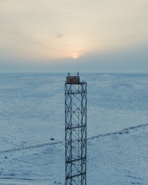 Clément Dumais Instagram - La veille de notre arrestation par l'armée russe.. 🙃
C'est en sillonnant l'immensité de l'épais manteau neigeux de Sary Shagan qu'une étrange structure d'au moins 100m de haut se découpe à l'horizon. Le 4x4 s'arrête difficilement devant une longue tranchée, nous y voilà, -7°C et du métal jusqu'au ciel. Après avoir grimacé pendant plus de 20min sur des échelles tremblantes d'une autre époque, le sommet, de la steppe, sans fin, jusqu'à l'horizon.

Cette immense zone autour de nous où bon nombre d'essais de missiles antibalistiques ont été menés durant la Guerre Froide porte bien son nom : Bet-Pak-Dala, littéralement en kazakh, la steppe de la faim, rien ne pousse rien ne vie, la désolation.

Mais au loin des formes familières, des radars, des paraboles, un semblant de base militaire, le voilà enfin notre objectif !
Direction plein Nord pour une rencontre inattendue que je vous raconterai après demain.