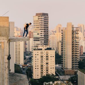 Clément Dumais Instagram - En vrai, un parachute et t’es en bas tranquille.. 😏
Va falloir que je m’y mette, fatiguant les escaliers pour redescendre, je me fais vieux moi. 👨‍🦳
▪
C’est la première fois de ma vie que je vois des avions et des hélicoptères me passer si près, on était en plein dans le couloir aérien depuis ce chantier !

Un vrai délire à vivre et ça rend 100 fois moins en vidéo ou en photo évidemment.
▪
Qui a vu notre vidéo de rentrée ?
J’hésite trop entre la photo 1 et 2, l’avion est grave cool sur la 2 mais je crois que je préfère ma posture de la 1. 😱🤯🥺🙄

▪
📸 @paulrdb
▪
#bresil #brazil #saopaulo #sp #shooting #plane #exploration #photography #ninjawarrior #climbing #parkour #freeclimbing #architecture #explore #sport #hittheroad #escalade #grimpe #artdudeplacement #fit #fitfam #teamshape #infiltration #urbex #roof #roofculture #lévitation #jump #model #photoshoot