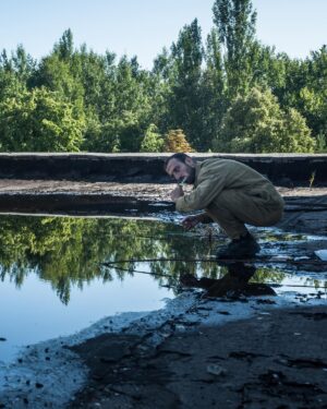 Clément Dumais Instagram - ⚠️🇺🇦 On a décidé de verser l’intégralité de notre tipeee du mois de Mars en soutien aux victimes de la guerre en Ukraine.

Déjà 4000€ garanties aux réfugiés (merci à nos tipeurs récurrents !)

Pour vous c’est plus de 300 photos à gagner !

💙 Comment participer ? C’est très simple !
Dès 1€ de don fait sur notre tipeee entre le 1er Mars et le 31 Mars 2022, vous recevrez dans la journée du 1er Avril TOUTES nos photos faites en Ukraine depuis qu’on connaît le pays.

💛 A savoir : 
- Les explo avec Sol en 2015 dans les métros et les bunker.
- L’expédition à Tchernobyl.
- Toutes les photos de notre film Explore (200 photos).
- Les explorations avec Sol et sa bande en 2020, la mine de sel, les égouts de Kiev, la base d’avions, etc..

❤️ A qui s’adresse le don :
A une asso œuvrant sur place pour aider la population. On parle aujourd’hui de plus d’1 million de personnes déplacées.

Pourquoi pas aider leur armée ?
A titre purement personnel je ne souhaite pas financer la guerre, je souhaite juste aider les civils qui ont dû abandonner leur maison, leur ville et leurs proches pour survivre.
Également, imaginons que nous arrivons à lever 10.000€, cette somme permet d’acheter des centaines de médicaments, loger des personnes, soigner des malades, etc 
Là où cette même somme dans l’armée ne peut financer qu’un fusil et son lot de munition.
Pour les pro arme, ne vous inquiétez pas, l’Europe s’en charge à coup de plusieurs millions..

En swipe, un aperçu de quelques-unes des dingueries qui vous attendent !

Notre tipeee est accessible en lien dans ma bio ainsi que sur toutes les descriptions de nos vidéos YouTube.
▪
📸 @paulrdb.

#kiev #ukraine #ukrainewar #help #war #river #abandonned #bridge #chernobyl #escalade #ninjawarrior #moscowbridge #climbing #bouldering #parkour #underground #gallery #photography #urbex #water #fit #fitfam #teamshape #tchernobyl #climb #explore #exploration #extreme #europe