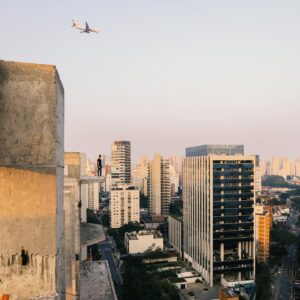 Clément Dumais Instagram - En vrai, un parachute et t’es en bas tranquille.. 😏
Va falloir que je m’y mette, fatiguant les escaliers pour redescendre, je me fais vieux moi. 👨‍🦳
▪
C’est la première fois de ma vie que je vois des avions et des hélicoptères me passer si près, on était en plein dans le couloir aérien depuis ce chantier !

Un vrai délire à vivre et ça rend 100 fois moins en vidéo ou en photo évidemment.
▪
Qui a vu notre vidéo de rentrée ?
J’hésite trop entre la photo 1 et 2, l’avion est grave cool sur la 2 mais je crois que je préfère ma posture de la 1. 😱🤯🥺🙄

▪
📸 @paulrdb
▪
#bresil #brazil #saopaulo #sp #shooting #plane #exploration #photography #ninjawarrior #climbing #parkour #freeclimbing #architecture #explore #sport #hittheroad #escalade #grimpe #artdudeplacement #fit #fitfam #teamshape #infiltration #urbex #roof #roofculture #lévitation #jump #model #photoshoot