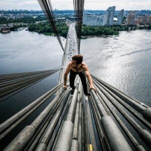 Clément Dumais Instagram - Faites vous partie de l’élite qui a vu l’épisode 2 des off d’Explore ?

Si cette image ne vous dit rien ça veut dire que non !
On vous a raconté plein de backstages sur la création de ce film y compris de comment on a fait cette fameuse série photo sur le pont qui par la suite fera la couverture de notre livre « Infiltrés » ! (Toujours dispo partout et en magasin avec le pass culture).

En vrai toutes les poses sont cools mais celle du bouquin était quand même THE photo. 🥰
N’empêche qu’à la base la ‘’vraie’’ photo devait être le suspendu 1 bras mais la pose intermédiaire juste avant rendait mieux.

Bref si vous avez raté la vidéo, foncez sur notre YouTube il y a des pépites de gros malaise ! 🥲

Mention spéciale pour la dernière photo debout en mode super sayan, elle nous a toujours beaucoup fait rire avec Paul ! Les pecs gonflés, le mec malaisant qui sait pas poser, les cheveux au vent, torse nu pour faire genre. Hé on commence tous quelque part hein. 😅

Je vous laisse me dire laquelle vous préférez ! 👇

▪
📸 @paulrdb.

#kiev #ukraine #river #abandonned #bridge #escalato #escalade #ninjawarrior #moscowbridge #climbing #bouldering #parkour #bridge #gallery #photography #urbex #water #fit #fitfam #teamshape #exodus #climb #explore #exploration #extreme #onearm