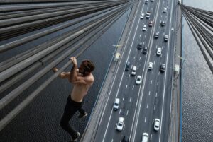 Clément Dumais Instagram - Faites vous partie de l’élite qui a vu l’épisode 2 des off d’Explore ?

Si cette image ne vous dit rien ça veut dire que non !
On vous a raconté plein de backstages sur la création de ce film y compris de comment on a fait cette fameuse série photo sur le pont qui par la suite fera la couverture de notre livre « Infiltrés » ! (Toujours dispo partout et en magasin avec le pass culture).

En vrai toutes les poses sont cools mais celle du bouquin était quand même THE photo. 🥰
N’empêche qu’à la base la ‘’vraie’’ photo devait être le suspendu 1 bras mais la pose intermédiaire juste avant rendait mieux.

Bref si vous avez raté la vidéo, foncez sur notre YouTube il y a des pépites de gros malaise ! 🥲

Mention spéciale pour la dernière photo debout en mode super sayan, elle nous a toujours beaucoup fait rire avec Paul ! Les pecs gonflés, le mec malaisant qui sait pas poser, les cheveux au vent, torse nu pour faire genre. Hé on commence tous quelque part hein. 😅

Je vous laisse me dire laquelle vous préférez ! 👇

▪
📸 @paulrdb.

#kiev #ukraine #river #abandonned #bridge #escalato #escalade #ninjawarrior #moscowbridge #climbing #bouldering #parkour #bridge #gallery #photography #urbex #water #fit #fitfam #teamshape #exodus #climb #explore #exploration #extreme #onearm