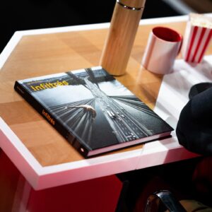 Clément Dumais Instagram - Quel bonheur d’avoir pu présenter notre travail sur @talkshow.popcorn mardi dernier !

C’est une émission qu’on adore et qu’on suit assidûment depuis le début, toujours aussi bien accueilli par @pa.domingo et @theokleman, bref que du bonheur ! 🙏
Je crois que les images parlent d’elles même, on a trop rigolé, on a pu parler de plein de trucs : du livre, d’Explore, du YouTube, on a même fini pendu par les pieds à répondre à des questions mdr.

J’espère que notre petit cadeau de multiprise leur a fait plaisir. 🤭

Merci à @cloumzy pour les photos ! ❤️
(Mention spéciale à @poncefleur_ qui m’a fumé de rire avec sa 5ème traction ahaha)

#popcorn #twitch #livre #infiltré #paris #explore #tv #exploration #high #climb #photography #ninjawarrior #climbing #bouldering #parkour #architecture #explore #sport #hittheroad #escalade #grimpe #artdudeplacement #fit #fitfam #teamshape #infiltration #urbex #publication #emission #popcorn🍿 #interview