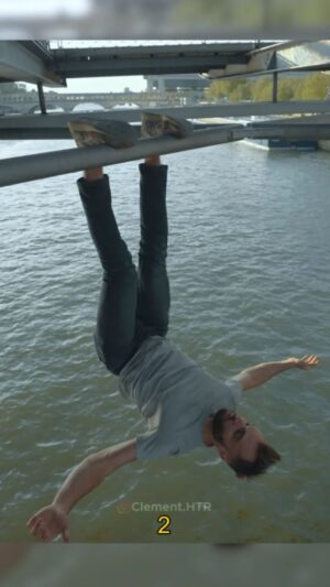 Clément Dumais Instagram - New world first ? 😏

Prochaine étape en haut d'une grue ? 

#challenge #parkour #waterchallenge #paris #climbing