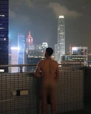 Clément Dumais Instagram - Plus jamais je publie un photodump dans l'ordre chronologique des images 🥲😭 RIP les miniatures photo sur mon profil.

Nov 23 :

1. Bain de minuit illégal sur un gratte-ciel de Hong Kong.
2. Même moi je ne sais plus qui est qui.
3. Petit check visuel depuis l'intérieur du hangar des navettes spatiales à Baikonour. (Réserve ta place pour l'avant première, lien en bio)
4. Première session de parapente après trois mois de mauvais temps. Ft mes chaussettes.
5. Première et dernière séance de sport sur la terrasse mdr.
6. Rio El Tornado.

C'est vrai que c'est sympa un ptit résumé du mois qui vient de s'écouler. On refait la même le mois prochain ?