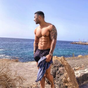Clint Gordon Instagram - Current vibe 
#sunday #sundayfunday #sundayvibes #sun #fit #fitnessmotivation #fitness #malemodel #model #melanin #blackexcellence #melaninpoppin