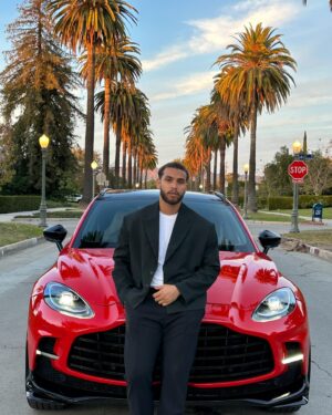 Clinton Moxam Instagram - Hollywood Mox 😎 x @astonmartin ⁣
⁣
#DBX707 #POWERDRIVEN