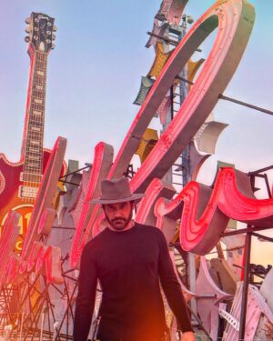 Clive Standen Instagram - Neon 🦴yard