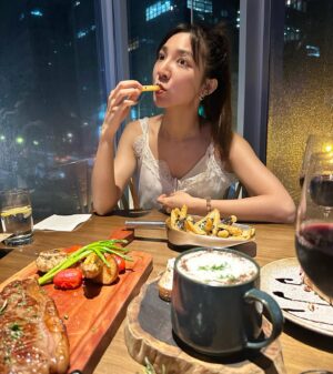 Clover Kao Instagram - 「牛排」對我來說，是一道經典且約會必點美食！
每次看電影，男女主角約會，哪次不點牛排的？
這次去 @lazy_point 吃了8/21才熱騰騰上市的
「Back to the Golden Classic經典牛排套餐」
簡直太對我的胃了！
本來就很愛他的松露卡布奇諾濃湯，松露味超濃
配上牛排那種滿足感真的很爽😆
牛排的熟度也是恰到好處，紐約客牛排12 oz 
兩個人約會吃是剛剛好的飽度👍🏻
搭配兩杯紅酒下肚，就可以微醺又滿足的回家啦！

告訴大家一個好康：
九月底前，點這個套餐然後限動標記「Lazy Point 」或Google 評論五星並提及牛排的回饋（二選一），就可以免費獲得紅酒兩杯喔！

另外我每次來Lazy Point ，看著他們的樹懶擺飾，就覺得很有親切感⋯⋯😆😆

#lazypoint 
#牛排經典不敗