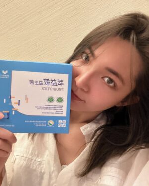 Clover Kao Instagram - 我身邊的朋友都知道我是個超級容易過敏 排便不順的人🤣

收到 @longwalk.biotech 健康長行邀請後，我去查了他們的益生菌，一查不得了，這個可是市售唯一有國家三認證的「萃益敏益生菌」！特別是小綠人認證特別難拿，通過很多實驗跟科學審查，是針對過敏體質與胃腸研發的益生菌~

每天吃下來感覺上廁所真的有比較順，益生菌這個東西真的要每天吃，以前都有一搭沒一搭的吃，結果根本沒效！上廁所還是很卡🥺每天吃下來就會發現身體慢慢在改變～

另外真的要大讚，他們從製作到配送都是全程低溫，查詢資料發現益生菌其實建議保存在40度以下環境！所以買回家也要乖乖冰在冰箱才有效果喔～～

推薦給體質有需要調整的各位參考看看🫶🏻

#益生菌推薦 #健康長行