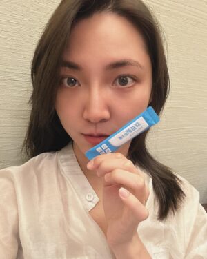 Clover Kao Instagram - 我身邊的朋友都知道我是個超級容易過敏 排便不順的人🤣

收到 @longwalk.biotech 健康長行邀請後，我去查了他們的益生菌，一查不得了，這個可是市售唯一有國家三認證的「萃益敏益生菌」！特別是小綠人認證特別難拿，通過很多實驗跟科學審查，是針對過敏體質與胃腸研發的益生菌~

每天吃下來感覺上廁所真的有比較順，益生菌這個東西真的要每天吃，以前都有一搭沒一搭的吃，結果根本沒效！上廁所還是很卡🥺每天吃下來就會發現身體慢慢在改變～

另外真的要大讚，他們從製作到配送都是全程低溫，查詢資料發現益生菌其實建議保存在40度以下環境！所以買回家也要乖乖冰在冰箱才有效果喔～～

推薦給體質有需要調整的各位參考看看🫶🏻

#益生菌推薦 #健康長行