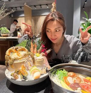 Clover Kao Instagram - 來跟大家分享
這次去 @chikuenshabu 吃高級火鍋😍
當天點了超級爽的沙母套餐！！
套餐內容超級豐富～～
除了超猛的海鮮 沙母拼盤
還有前菜 刺身盤 燉豬肉
加上一盤嫩嫩的美國牛小排
最後還有好吃的甜點做結尾💗
我們還另外加點了心型壽司蛋糕跟兩貫黃金和牛壽司來吃
壽司蛋糕超級可愛
很適合有重要節日來喔！（需提前預訂）
結果吃完整個飽到差點出不了門😂
另外我要大力讚揚的是
他們的桌邊服務超級棒
幫我們煮好海鮮之後
還幫我們剝殼、切好方便我們入口
海鮮跟肉都是吃得出新鮮！
最後沙母蛋留著煮成粥 松露一起吃
濃郁的鮮味簡直太美味了🥺🥺
推薦大家聚餐或慶祝節日可以去體驗🧡🧡🧡

@chikuenshabu