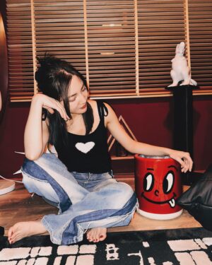 Clover Kao Instagram - 近日的me 
微微喪失了社交能力
越來越喜歡自己待在真正自在的空間
享受自己的沈澱時光😌

Outfit/ @33isagoodgirl__studio