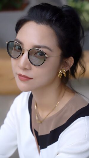 Clover Kao Instagram - 分享Oliverpeoples 記者會影片花絮🌷
真的很多眼鏡想順手帶回家
修飾臉型之外還超級時髦
天氣越來越熱墨鏡完全少不了吧！
耍酷耍有型的時間要來囉～😎

glasses
@oliverpeoples
Style 
@gnauh_ecnelis Silence
Outfit
@boss 
Hair 
@driven.by 
@caixinyu.8 Leslie
Photographer 
@hugh.linz 子修
Provided by 
@dreams_to_be_studio
#oliverpeoples 
Specia thanks 
Kate Niu