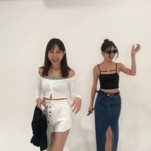 Clover Kao Instagram - 中午沒跟到直播的來看唷！
我跟 @yuyu_active 一起介紹超好看的新品
每一套都超好看的❤️❤️