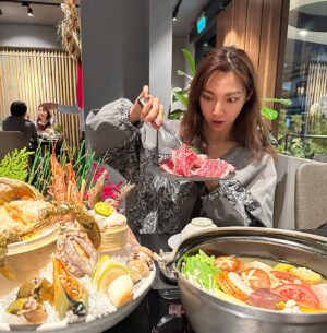 Clover Kao Instagram - 來跟大家分享
這次去 @chikuenshabu 吃高級火鍋😍
當天點了超級爽的沙母套餐！！
套餐內容超級豐富～～
除了超猛的海鮮 沙母拼盤
還有前菜 刺身盤 燉豬肉
加上一盤嫩嫩的美國牛小排
最後還有好吃的甜點做結尾💗
我們還另外加點了心型壽司蛋糕跟兩貫黃金和牛壽司來吃
壽司蛋糕超級可愛
很適合有重要節日來喔！（需提前預訂）
結果吃完整個飽到差點出不了門😂
另外我要大力讚揚的是
他們的桌邊服務超級棒
幫我們煮好海鮮之後
還幫我們剝殼、切好方便我們入口
海鮮跟肉都是吃得出新鮮！
最後沙母蛋留著煮成粥 松露一起吃
濃郁的鮮味簡直太美味了🥺🥺
推薦大家聚餐或慶祝節日可以去體驗🧡🧡🧡

@chikuenshabu