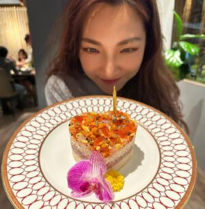 Clover Kao Instagram - 來跟大家分享
這次去 @chikuenshabu 吃高級火鍋😍
當天點了超級爽的沙母套餐！！
套餐內容超級豐富～～
除了超猛的海鮮 沙母拼盤
還有前菜 刺身盤 燉豬肉
加上一盤嫩嫩的美國牛小排
最後還有好吃的甜點做結尾💗
我們還另外加點了心型壽司蛋糕跟兩貫黃金和牛壽司來吃
壽司蛋糕超級可愛
很適合有重要節日來喔！（需提前預訂）
結果吃完整個飽到差點出不了門😂
另外我要大力讚揚的是
他們的桌邊服務超級棒
幫我們煮好海鮮之後
還幫我們剝殼、切好方便我們入口
海鮮跟肉都是吃得出新鮮！
最後沙母蛋留著煮成粥 松露一起吃
濃郁的鮮味簡直太美味了🥺🥺
推薦大家聚餐或慶祝節日可以去體驗🧡🧡🧡

@chikuenshabu