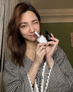 Clover Kao Instagram - 親愛的大家🫶🏻
文章後面有好康要送給各位
記得看到最後喔！

已經不是第一次介紹 @puriposh 這家的產品
土肉桂洗髮精、毛豆精華液、晶肽亮眼精華油都是我的日常愛用～

洗髮精洗起來頭髮蓬鬆不乾澀
還有淡淡肉桂香很療癒
精華液超級清爽！不粘膩卻超級保濕
水狀的質地需要急救皮膚的時候
還可以滴幾滴到化妝棉濕敷～鎮定有感！
亮眼精華油我都拿來全臉按摩
小分子吸收超快完全不會悶臉
裡面他們的獨家專利胜肽可以幫忙改善細紋跟暗沈（年過30不能不認真保養這部分）

最感人的是他們產品完全不使用歐盟禁止的1371種物質
也沒有任何酒精、色素、香料
敏感肌的我用的很安心🥹🥹
之前辦過一次產品抽獎
有些抽到的朋友有跟我反饋
他們收到後真的覺得！很！好！用！
所以這次又來爭取到福利啦～～

PuriPosh 逆齡寵愛季現在開跑囉！即日起到4/30

*新客首購現折$300
*臉部保養第二件5折
*週週抽時尚輕奢設計師珠寶ARTISMI限量款

最後奉上我的粉絲專屬折扣碼⬇️

輸入專屬折扣碼【clover】
全館滿$2500現折$300
推薦大家可以買兩入的組合👍🏻
本身就已經大打折了！
再加上我的折扣碼會划算很多！
👉https://reurl.cc/v09LLj

還有個好康！！！
這次很開心與深受時尚界喜愛的
輕珠寶品牌  @artismi_fine_jewelry 攜手合作
珠寶揉合不同元素的異材質混搭
搭配珠寶規格的精緻做工很值得擁有！
這次挑選3款超美又精緻的限量款
即日起至4/30會抽出3位幸運粉絲～
（訂單編號就是抽獎券喲）
與雙品牌一起 品味純淨 優雅前行🥰