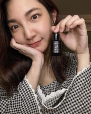 Clover Kao Instagram - 親愛的大家🫶🏻
文章後面有好康要送給各位
記得看到最後喔！

已經不是第一次介紹 @puriposh 這家的產品
土肉桂洗髮精、毛豆精華液、晶肽亮眼精華油都是我的日常愛用～

洗髮精洗起來頭髮蓬鬆不乾澀
還有淡淡肉桂香很療癒
精華液超級清爽！不粘膩卻超級保濕
水狀的質地需要急救皮膚的時候
還可以滴幾滴到化妝棉濕敷～鎮定有感！
亮眼精華油我都拿來全臉按摩
小分子吸收超快完全不會悶臉
裡面他們的獨家專利胜肽可以幫忙改善細紋跟暗沈（年過30不能不認真保養這部分）

最感人的是他們產品完全不使用歐盟禁止的1371種物質
也沒有任何酒精、色素、香料
敏感肌的我用的很安心🥹🥹
之前辦過一次產品抽獎
有些抽到的朋友有跟我反饋
他們收到後真的覺得！很！好！用！
所以這次又來爭取到福利啦～～

PuriPosh 逆齡寵愛季現在開跑囉！即日起到4/30

*新客首購現折$300
*臉部保養第二件5折
*週週抽時尚輕奢設計師珠寶ARTISMI限量款

最後奉上我的粉絲專屬折扣碼⬇️

輸入專屬折扣碼【clover】
全館滿$2500現折$300
推薦大家可以買兩入的組合👍🏻
本身就已經大打折了！
再加上我的折扣碼會划算很多！
👉https://reurl.cc/v09LLj

還有個好康！！！
這次很開心與深受時尚界喜愛的
輕珠寶品牌  @artismi_fine_jewelry 攜手合作
珠寶揉合不同元素的異材質混搭
搭配珠寶規格的精緻做工很值得擁有！
這次挑選3款超美又精緻的限量款
即日起至4/30會抽出3位幸運粉絲～
（訂單編號就是抽獎券喲）
與雙品牌一起 品味純淨 優雅前行🥰