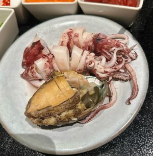Clover Kao Instagram - 來跟大家分享
這次去 @chikuenshabu 吃高級火鍋😍
當天點了超級爽的沙母套餐！！
套餐內容超級豐富～～
除了超猛的海鮮 沙母拼盤
還有前菜 刺身盤 燉豬肉
加上一盤嫩嫩的美國牛小排
最後還有好吃的甜點做結尾💗
我們還另外加點了心型壽司蛋糕跟兩貫黃金和牛壽司來吃
壽司蛋糕超級可愛
很適合有重要節日來喔！（需提前預訂）
結果吃完整個飽到差點出不了門😂
另外我要大力讚揚的是
他們的桌邊服務超級棒
幫我們煮好海鮮之後
還幫我們剝殼、切好方便我們入口
海鮮跟肉都是吃得出新鮮！
最後沙母蛋留著煮成粥 松露一起吃
濃郁的鮮味簡直太美味了🥺🥺
推薦大家聚餐或慶祝節日可以去體驗🧡🧡🧡

@chikuenshabu