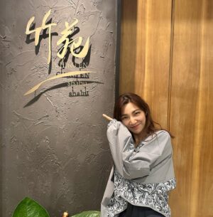 Clover Kao Instagram - 來跟大家分享
這次去 @chikuenshabu 吃高級火鍋😍
當天點了超級爽的沙母套餐！！
套餐內容超級豐富～～
除了超猛的海鮮 沙母拼盤
還有前菜 刺身盤 燉豬肉
加上一盤嫩嫩的美國牛小排
最後還有好吃的甜點做結尾💗
我們還另外加點了心型壽司蛋糕跟兩貫黃金和牛壽司來吃
壽司蛋糕超級可愛
很適合有重要節日來喔！（需提前預訂）
結果吃完整個飽到差點出不了門😂
另外我要大力讚揚的是
他們的桌邊服務超級棒
幫我們煮好海鮮之後
還幫我們剝殼、切好方便我們入口
海鮮跟肉都是吃得出新鮮！
最後沙母蛋留著煮成粥 松露一起吃
濃郁的鮮味簡直太美味了🥺🥺
推薦大家聚餐或慶祝節日可以去體驗🧡🧡🧡

@chikuenshabu