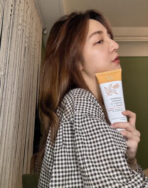 Clover Kao Instagram - 親愛的大家🫶🏻
文章後面有好康要送給各位
記得看到最後喔！

已經不是第一次介紹 @puriposh 這家的產品
土肉桂洗髮精、毛豆精華液、晶肽亮眼精華油都是我的日常愛用～

洗髮精洗起來頭髮蓬鬆不乾澀
還有淡淡肉桂香很療癒
精華液超級清爽！不粘膩卻超級保濕
水狀的質地需要急救皮膚的時候
還可以滴幾滴到化妝棉濕敷～鎮定有感！
亮眼精華油我都拿來全臉按摩
小分子吸收超快完全不會悶臉
裡面他們的獨家專利胜肽可以幫忙改善細紋跟暗沈（年過30不能不認真保養這部分）

最感人的是他們產品完全不使用歐盟禁止的1371種物質
也沒有任何酒精、色素、香料
敏感肌的我用的很安心🥹🥹
之前辦過一次產品抽獎
有些抽到的朋友有跟我反饋
他們收到後真的覺得！很！好！用！
所以這次又來爭取到福利啦～～

PuriPosh 逆齡寵愛季現在開跑囉！即日起到4/30

*新客首購現折$300
*臉部保養第二件5折
*週週抽時尚輕奢設計師珠寶ARTISMI限量款

最後奉上我的粉絲專屬折扣碼⬇️

輸入專屬折扣碼【clover】
全館滿$2500現折$300
推薦大家可以買兩入的組合👍🏻
本身就已經大打折了！
再加上我的折扣碼會划算很多！
👉https://reurl.cc/v09LLj

還有個好康！！！
這次很開心與深受時尚界喜愛的
輕珠寶品牌  @artismi_fine_jewelry 攜手合作
珠寶揉合不同元素的異材質混搭
搭配珠寶規格的精緻做工很值得擁有！
這次挑選3款超美又精緻的限量款
即日起至4/30會抽出3位幸運粉絲～
（訂單編號就是抽獎券喲）
與雙品牌一起 品味純淨 優雅前行🥰