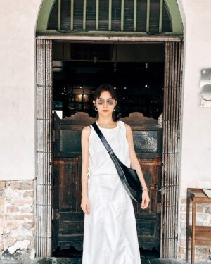 Clover Kao Instagram - White girl in Malaysia 

Outfit/ @ctmoon_official