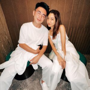Clover Kao Instagram - 我覺得這張非常值得給他一個完整的版面
我跟 @bernardsenjun 竣哥哥
因為《樓下的房客》而相識
當時的我是電影幕後的casting 
第一次見面就直接叫他脫衣服（角色需要啦）拍裸照😂
後來因緣際會的成為了兩年的好室友
還一起當了網路劇《富錦街這條街上的那些故事》的主演每天一起上下班
現在回想起當初那些日子
真的沒有一天是不快樂的
好手藝的竣哥哥都會煮好吃的給我們吃
也會在我生病的時候煮有營養的食物
會在我想不通鑽牛角尖的時候給我很真誠的建議
總之那幾年我的生命裡有你真的是太棒了
這次時隔四年 去馬來西亞找你
就算過了那麼久看到你依舊是那麼熟悉
也總算拍到了我們睽違好幾年的合體照
希望我們不管怎麼樣、相隔多遠
都能一起往更好的自己邁進
我相信你可以 
因為你就是當初那個櫻花樹下的竣哥哥

最後 友誼長存🌟🌟🌟