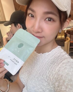 Clover Kao Instagram - 出遠門玩的時候真的很容易肚子卡卡
這個時候就需要一些好東西來輔助
不然玩的不盡興就掃興了
這次去日本帶了 @eandd.ed「輕輕享宴酵素錠」
適合常常吃大餐飲食不夠均衡的捧油～
去日本當然就是卯起來亂吃呀（不然咧）
這包酵素錠使用夾鏈袋小包裝
出門攜帶非常方便
而且天然植萃與多種蔬果成分很讓人安心
我自己是睡前吃2-3錠
隔天起來都會滿通暢的😛😛😛
現代人常常外食、工作壓力大也很適合食用
尤其中秋節剛過⋯⋯
大家是不是都亂吃很多月餅😆😆
這個時候肚子卡卡就需要酵素來幫忙了～
推薦給大家試看看喔！！！

#酵素錠
#排便順暢
#輕輕享宴