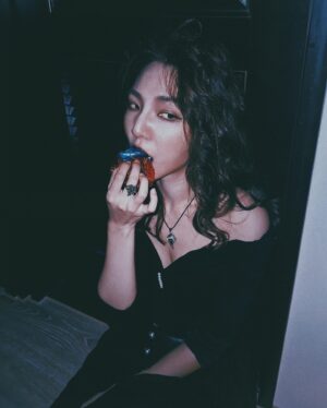 Clover Kao Instagram - 哈利迷應該不會不知道我在扮誰吧！！！
辦了這個哈利波特趴直接讓我累了三天三夜
有空再來更新一下我的瘋狂佈置🤟

最卡愛髮型支援/ @1995christy_ 

#harrypotter 
#harrypotterfan 
#harrypotterparty 
#bellatrix 
#bellatrixlestrange