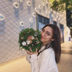 Clover Kao Instagram - 近期最療癒的活動：聖誕手作花圈🎄
毛茸茸小狐狸真的可愛到瘋掉🥹🥹
12/6前可以去統一時代百貨6樓
@resanaflower 臨時櫃做花圈
不用擔心很難
老師手把手一步一步教你！
（而且真的不難啦！）
會怕的話也有現成的花圈跟小聖誕樹可以買！
12/6前來不及去也沒關係
12/6之後還是可以去花藝工作室做喔！
想要的趕快私訊 @resanaflower