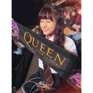 Coco Hayashi Instagram - ．
．
QUEEN ＋ ADAM LAMBERT
 「THE RHAPSODY TOUR」 2024 
@ 東京ドーム
⁡
行ってまいりました！ 👏
⁡
4年ぶりの来日公演！！
最高以外の言葉が見つかりません…！
なにもかもが完璧…。
ずっと鳥肌、ずっと感動です。
⁡
大好きなQUEENとアダム・ランバートと
出会えた人生に感謝したいと思いました。
⁡
「Under Pressure」でぼろぼろ泣いたのと、
「I'm In Love With My Car」のロジャー様が相変わらずかっこよすぎて……ッ‼️
狂ったように叫んでしまった。すごいぜ……。
「手をとりあって」の大合唱は、心震えました。
日本のクイーンファンでよかった、本当に。
⁡
4年前も大感動でしたが、
さらにパワーアップされていて…
改めてリスペクトの気持ちが止まらないです。
⁡
特にアダム！！！
衝撃でした、すべてが。
素晴らしいシンガー。
QUEENを歌いつないでくださり、
本当にありがとうございます。
⁡
願うのはただひとつ
❣️QUEEN FOREVER❣️
．
ちなみに4年前は、
「I Want to Break Free」MVの
ロジャーを意識した格好で参戦しました。
写真あげとこう☺️
．
大好きな音楽に触れること
尊敬するアーティストをみること
生きる活力になりますね。
しばらく頑張れる〜っ！
．
．
@officialqueenmusic
#QueenAdamLambert
#QAL2024
#QAL2024Japan
#rhapsodytour2024