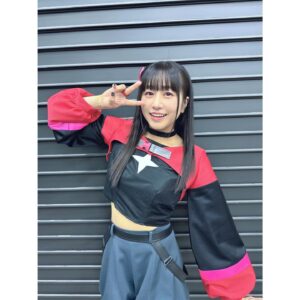 Coco Hayashi Instagram - 🌈🎙️🔥
．
2024.01.13(sat.)〜01.14(sun.)
ラブライブ！虹ヶ咲学園スクールアイドル同好会
6th Live! I love You ⇆ You love Me 神奈川公演
⁡
ご来場、ご視聴いただきまして、
ありがとうございました！✨️
⁡
Kアリーナ、最高の景色でした。
外の雪も溶かすほどの、熱狂。
虹色の光たち。
ほんっとうに、幸せな空間でした！
⁡
ライブは、ステージ上にいる私たちと
客席から参加してくれるみんなと
全員でつくるものだと改めて実感しましたよ！
心があたたかくなります。ありがとう！
⁡
侑ちゃんも含め、ニジガク全員でステージに立つことができたのも、嬉しかった！
⁡
虹ヶ咲のライブで全員揃う場所に参加するのは、私は初めてだったので、
踊っているときにメンバーと目が合う瞬間や
MCでわちゃわちゃとお話しする時間が本当に楽しくて！
⁡
何度でも言いますが、このメンバーの一員になれてよかった。
⁡
ひとりひとり、みんなのことが大好きです！
．
ソロ曲「チェリーボム」
いかがでしたか？🍒💣
⁡
甘酸っぱく瑞々しく、弾けるほどに膨らむ想い。
せつ菜らしい、全力のラブソングだと思います。
⁡
彼女のまだ未熟な少女らしい部分と
まるで世界を救うヒーローのような、
パッション溢れる部分
どちらも表せたらいいなと考えて、パフォーマンスしました！
⁡
せつ菜の"大好き"届きましたか？
．
私は歌ったり踊ったり、ステージの上で表現することが好きです。
⁡
特に優木せつ菜とライブするとき、私は自由になれる気がします。
⁡
せつ菜はどんなときも、
みんなの大好きを否定することはありません。
そんな彼女と共に歌っているから、
私も心を解放することができるんじゃないでしょうか。
⁡
私も、せつ菜の情熱に応えたいと思う。
せつ菜の"大好き"を
応援してくれるあなたの"大好き"を
丸ごと受け止めたいと思っています。
⁡
みんなの想い全部をすくいあげることは
とっても難しいけれど、
せつ菜が「誰もが"大好き"を言える世界を広げていきたい！」と言うのなら
私はその野望を叶えるパートナーになります。
どこまでも一緒に、走っていきます。
⁡
あなたも"優木せつ菜の野望のパートナー"の一員です。
⁡
これからも、優木せつ菜と中川菜々の"大好き"を大切に、演じてまいります。
⁡
7th Liveの開催も発表され、
ビジュアルノベルゲームの制作決定、
にじよん！の放送も劇場版の公開も待っています。
⁡
まだまだ、歩みを止めない虹ヶ咲。
⁡
最高のもっと先へ。
みんなで進んでいきましょう！🌈✨
⁡
⁡
優木せつ菜/林鼓子
．
．
#lovelive #ラブライブ
#虹ヶ咲 #live