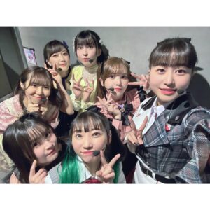Coco Hayashi Instagram - 🌈🎙️🔥
．
2024.01.13(sat.)〜01.14(sun.)
ラブライブ！虹ヶ咲学園スクールアイドル同好会
6th Live! I love You ⇆ You love Me 神奈川公演
⁡
ご来場、ご視聴いただきまして、
ありがとうございました！✨️
⁡
Kアリーナ、最高の景色でした。
外の雪も溶かすほどの、熱狂。
虹色の光たち。
ほんっとうに、幸せな空間でした！
⁡
ライブは、ステージ上にいる私たちと
客席から参加してくれるみんなと
全員でつくるものだと改めて実感しましたよ！
心があたたかくなります。ありがとう！
⁡
侑ちゃんも含め、ニジガク全員でステージに立つことができたのも、嬉しかった！
⁡
虹ヶ咲のライブで全員揃う場所に参加するのは、私は初めてだったので、
踊っているときにメンバーと目が合う瞬間や
MCでわちゃわちゃとお話しする時間が本当に楽しくて！
⁡
何度でも言いますが、このメンバーの一員になれてよかった。
⁡
ひとりひとり、みんなのことが大好きです！
．
ソロ曲「チェリーボム」
いかがでしたか？🍒💣
⁡
甘酸っぱく瑞々しく、弾けるほどに膨らむ想い。
せつ菜らしい、全力のラブソングだと思います。
⁡
彼女のまだ未熟な少女らしい部分と
まるで世界を救うヒーローのような、
パッション溢れる部分
どちらも表せたらいいなと考えて、パフォーマンスしました！
⁡
せつ菜の"大好き"届きましたか？
．
私は歌ったり踊ったり、ステージの上で表現することが好きです。
⁡
特に優木せつ菜とライブするとき、私は自由になれる気がします。
⁡
せつ菜はどんなときも、
みんなの大好きを否定することはありません。
そんな彼女と共に歌っているから、
私も心を解放することができるんじゃないでしょうか。
⁡
私も、せつ菜の情熱に応えたいと思う。
せつ菜の"大好き"を
応援してくれるあなたの"大好き"を
丸ごと受け止めたいと思っています。
⁡
みんなの想い全部をすくいあげることは
とっても難しいけれど、
せつ菜が「誰もが"大好き"を言える世界を広げていきたい！」と言うのなら
私はその野望を叶えるパートナーになります。
どこまでも一緒に、走っていきます。
⁡
あなたも"優木せつ菜の野望のパートナー"の一員です。
⁡
これからも、優木せつ菜と中川菜々の"大好き"を大切に、演じてまいります。
⁡
7th Liveの開催も発表され、
ビジュアルノベルゲームの制作決定、
にじよん！の放送も劇場版の公開も待っています。
⁡
まだまだ、歩みを止めない虹ヶ咲。
⁡
最高のもっと先へ。
みんなで進んでいきましょう！🌈✨
⁡
⁡
優木せつ菜/林鼓子
．
．
#lovelive #ラブライブ
#虹ヶ咲 #live