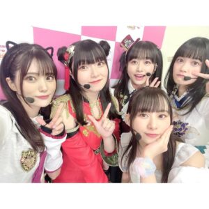 Coco Hayashi Instagram - ⭐️💖🌈
．
2023.12.09(sat.)〜12.10(sun.)
『異次元フェス アイドルマスター★♥ラブライブ！歌合戦』
⁡
虹ヶ咲学園スクールアイドル同好会、優木せつ菜役で出演させていただきました！
⁡
会場に足を運んでくださった皆様、
配信で応援してくださった皆様、
ありがとうございました！
．
交わるはずがないと思っていたアイドルたちが、こうして東京ドームという大舞台で一堂に会するなんて、本当にキセキのような2日間でした！✨
大好きな方たちとお会いすることもできて、
とにかく楽しかったです🎶
⁡
Day2では、せつ菜のソロ曲『CHASE!』も披露させていただきました。
｢私は今、東京ドームにたった一人で立って歌っている。｣
そう考えると、あまりの緊張と興奮で、体の震えが止まりませんでした。
目線をあげると、ドーム中がスカーレットの光でいっぱいになっていて、夢の中にいるようで。
⁡
私の"大好き"なひとたちのために"大好き"を精一杯叫ぼう。そう心に誓って、ステージに立ちました。
⁡
皆様に楽しんでいただけていましたら嬉しいです！
⁡
コラボ曲では
アイドルマスターシャイニーカラーズ
ストレイライトさんの
『Tracing Defender』を披露させていただきました！🎶
⁡
まさかのダンス曲！
今まであまり踊ったことのないような振り付けでしたが、せつ菜のかっこいい一面を皆様にお届けできたらいいなぁと、バキバキ！踊らせていただきました！
⁡
憧れの先輩、ずっと会いたいと思っていたみなさんと踊ることができて、とーっても幸せでした！✨
．
またこんな"異次元"なイベントが開催されたら…そう想像するとワクワクします！
そんな日が来たらいいなと思いますし、
東京ドームのステージに再び立つことができるよう、もっともっと輝けるよう、努力したいと思いました！🌟
．
いよいよ、クリスマスは6th LIVE。
せつ菜と全力で"大好き"を届けますよ！
愛知で会いましょう！
．
．
#異次元フェス
#アイラブ歌合戦
#lovelive #虹ヶ咲
#優木せつ菜