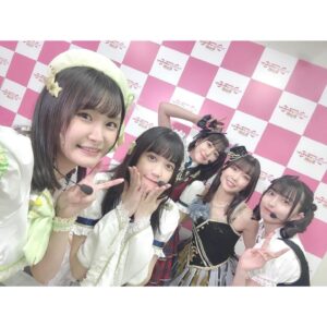 Coco Hayashi Instagram - ⭐️💖🌈
．
2023.12.09(sat.)〜12.10(sun.)
『異次元フェス アイドルマスター★♥ラブライブ！歌合戦』
⁡
虹ヶ咲学園スクールアイドル同好会、優木せつ菜役で出演させていただきました！
⁡
会場に足を運んでくださった皆様、
配信で応援してくださった皆様、
ありがとうございました！
．
交わるはずがないと思っていたアイドルたちが、こうして東京ドームという大舞台で一堂に会するなんて、本当にキセキのような2日間でした！✨
大好きな方たちとお会いすることもできて、
とにかく楽しかったです🎶
⁡
Day2では、せつ菜のソロ曲『CHASE!』も披露させていただきました。
｢私は今、東京ドームにたった一人で立って歌っている。｣
そう考えると、あまりの緊張と興奮で、体の震えが止まりませんでした。
目線をあげると、ドーム中がスカーレットの光でいっぱいになっていて、夢の中にいるようで。
⁡
私の"大好き"なひとたちのために"大好き"を精一杯叫ぼう。そう心に誓って、ステージに立ちました。
⁡
皆様に楽しんでいただけていましたら嬉しいです！
⁡
コラボ曲では
アイドルマスターシャイニーカラーズ
ストレイライトさんの
『Tracing Defender』を披露させていただきました！🎶
⁡
まさかのダンス曲！
今まであまり踊ったことのないような振り付けでしたが、せつ菜のかっこいい一面を皆様にお届けできたらいいなぁと、バキバキ！踊らせていただきました！
⁡
憧れの先輩、ずっと会いたいと思っていたみなさんと踊ることができて、とーっても幸せでした！✨
．
またこんな"異次元"なイベントが開催されたら…そう想像するとワクワクします！
そんな日が来たらいいなと思いますし、
東京ドームのステージに再び立つことができるよう、もっともっと輝けるよう、努力したいと思いました！🌟
．
いよいよ、クリスマスは6th LIVE。
せつ菜と全力で"大好き"を届けますよ！
愛知で会いましょう！
．
．
#異次元フェス
#アイラブ歌合戦
#lovelive #虹ヶ咲
#優木せつ菜