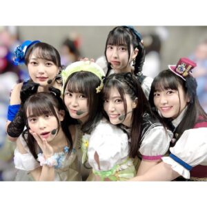Coco Hayashi Instagram - ⭐️💖🌈
．
2023.12.09(sat.)〜12.10(sun.)
『異次元フェス アイドルマスター★♥ラブライブ！歌合戦』
⁡
虹ヶ咲学園スクールアイドル同好会、優木せつ菜役で出演させていただきました！
⁡
会場に足を運んでくださった皆様、
配信で応援してくださった皆様、
ありがとうございました！
．
交わるはずがないと思っていたアイドルたちが、こうして東京ドームという大舞台で一堂に会するなんて、本当にキセキのような2日間でした！✨
大好きな方たちとお会いすることもできて、
とにかく楽しかったです🎶
⁡
Day2では、せつ菜のソロ曲『CHASE!』も披露させていただきました。
｢私は今、東京ドームにたった一人で立って歌っている。｣
そう考えると、あまりの緊張と興奮で、体の震えが止まりませんでした。
目線をあげると、ドーム中がスカーレットの光でいっぱいになっていて、夢の中にいるようで。
⁡
私の"大好き"なひとたちのために"大好き"を精一杯叫ぼう。そう心に誓って、ステージに立ちました。
⁡
皆様に楽しんでいただけていましたら嬉しいです！
⁡
コラボ曲では
アイドルマスターシャイニーカラーズ
ストレイライトさんの
『Tracing Defender』を披露させていただきました！🎶
⁡
まさかのダンス曲！
今まであまり踊ったことのないような振り付けでしたが、せつ菜のかっこいい一面を皆様にお届けできたらいいなぁと、バキバキ！踊らせていただきました！
⁡
憧れの先輩、ずっと会いたいと思っていたみなさんと踊ることができて、とーっても幸せでした！✨
．
またこんな"異次元"なイベントが開催されたら…そう想像するとワクワクします！
そんな日が来たらいいなと思いますし、
東京ドームのステージに再び立つことができるよう、もっともっと輝けるよう、努力したいと思いました！🌟
．
いよいよ、クリスマスは6th LIVE。
せつ菜と全力で"大好き"を届けますよ！
愛知で会いましょう！
．
．
#異次元フェス
#アイラブ歌合戦
#lovelive #虹ヶ咲
#優木せつ菜