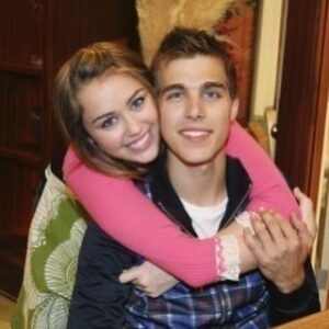 Cody Linley Instagram - Happy birthday @mileycyrus keep shining and living love sis!🎉❤️⭐️
•
•
•
#happybirthday #mileycryus #codylinley #codylinleylove #love #light #throwback